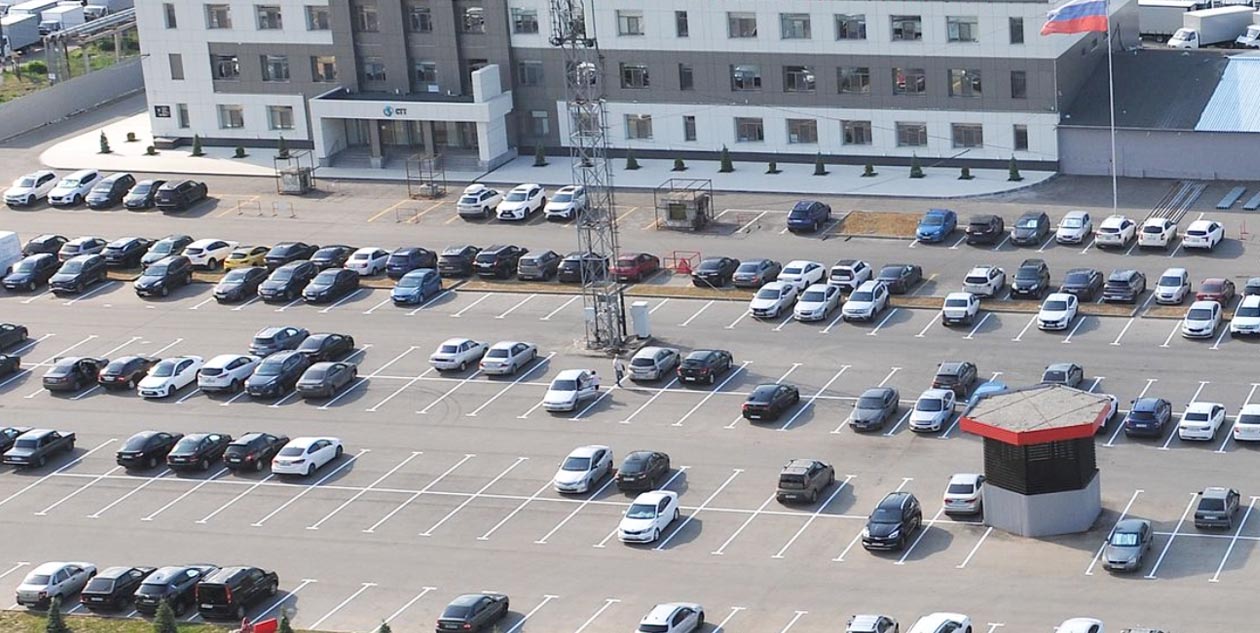 У проходных Горьковского автозавода обновлены автомобильные парковки